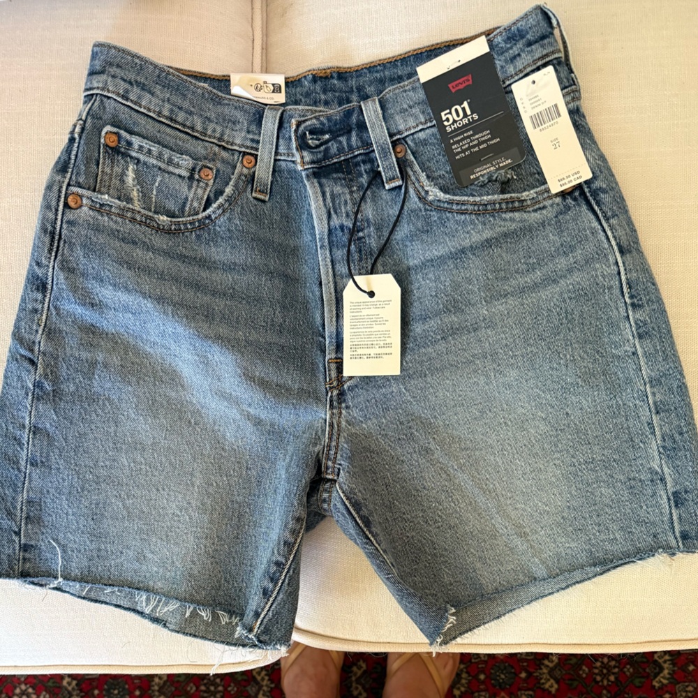 Anthropologie Levi’s 501 mid-thigh medium wash denim raw hem shorts size 27 NWT!